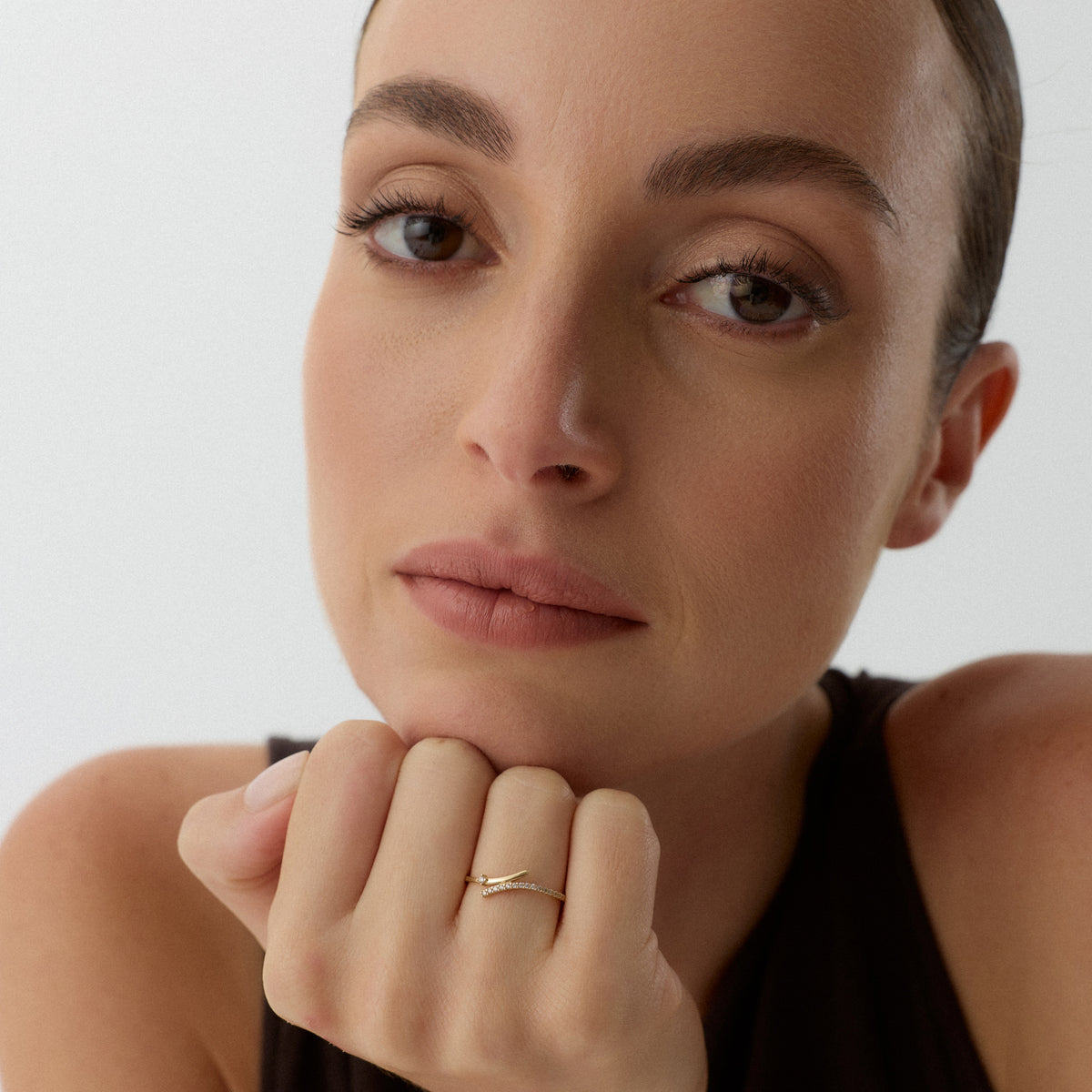 Osmira Sarmal Form Taşlı Altın Yüzük