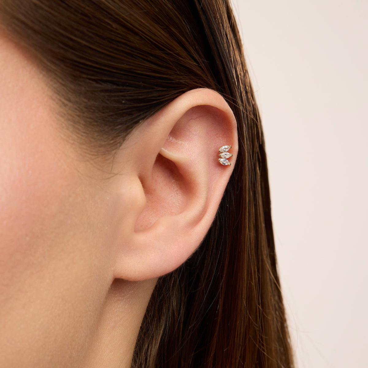 Royal White Lotus Figürlü Beyaz Taşlı Altın Kulak Piercing