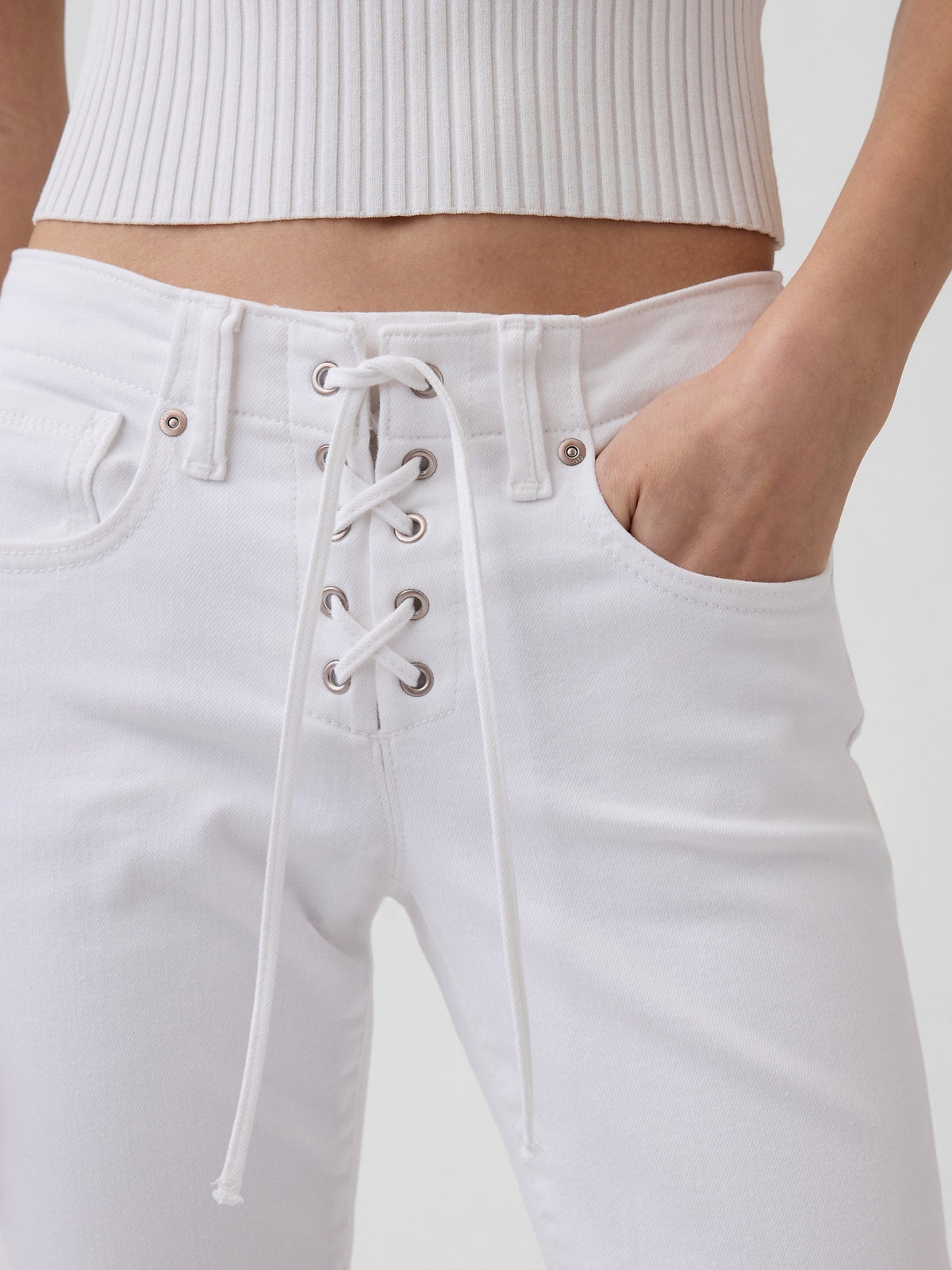 Beyaz Low Rise Long & Lean Lace-up Jean Pantolon