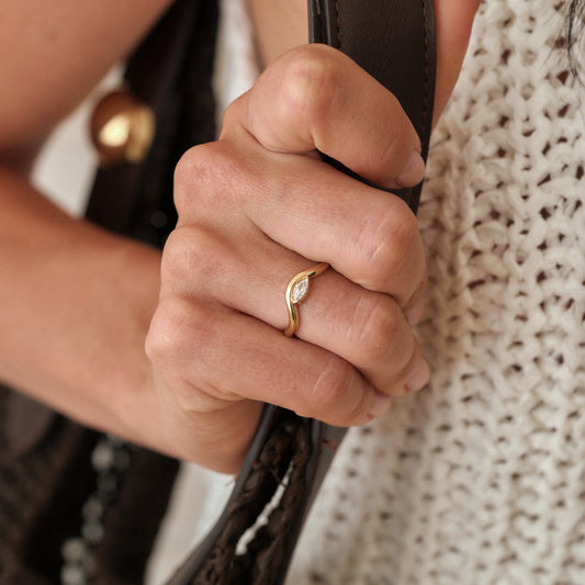 Avel Curve Dalgalı Form Markiz Kesim Tek Taşlı Altın Yüzük