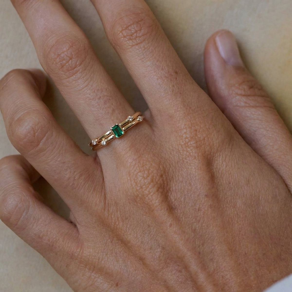 Emerald Zümrüt Renk Baget Ve Yuvarlak Kesim Taşlı Altın Yüzük