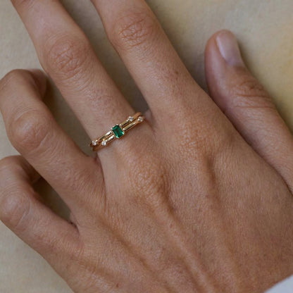 Emerald Zümrüt Renk Baget Ve Yuvarlak Kesim Taşlı Altın Yüzük