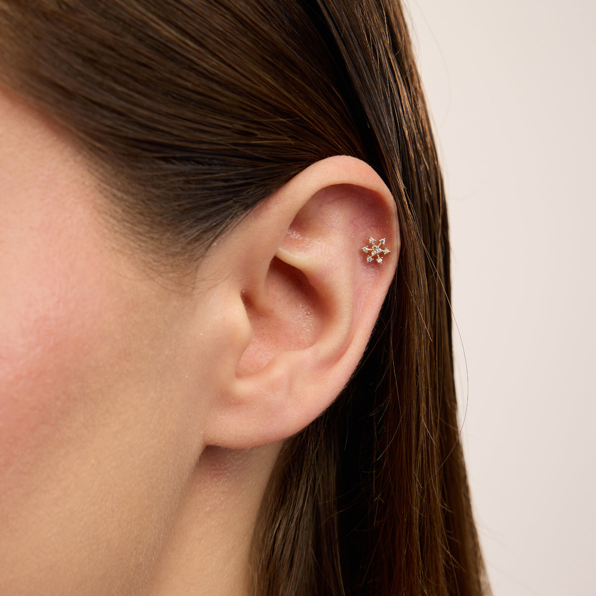 Snow Kar Tanesi Figürlü Çok Taşlı Altın Kulak Piercing