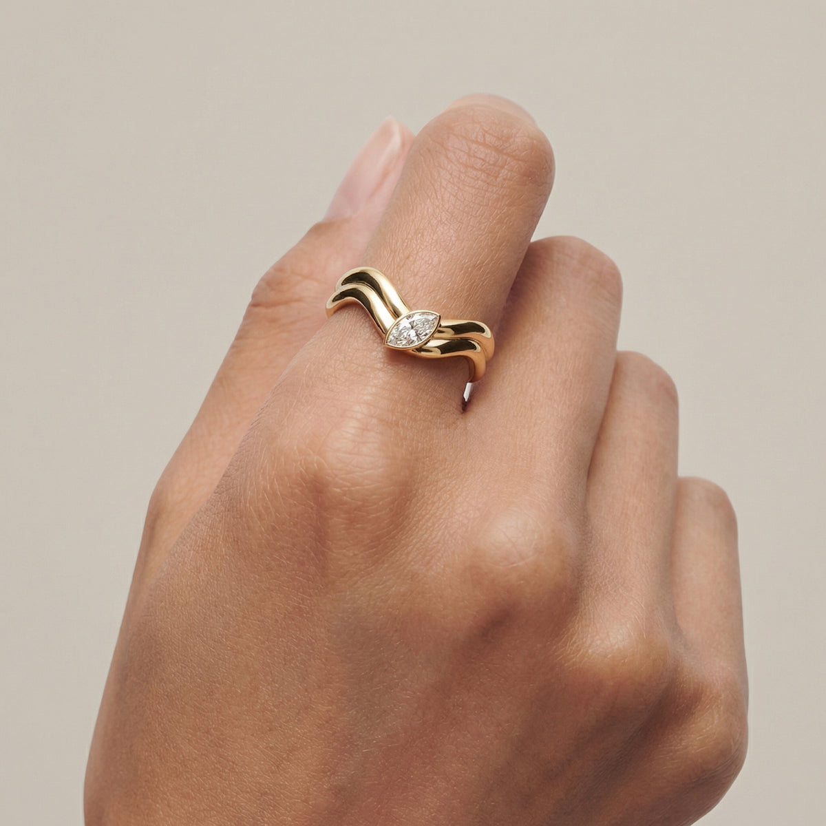 Swayline Dalgalı Form Markiz Kesim Tek Taşlı Altın Yüzük